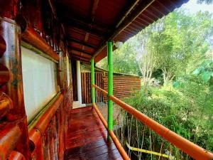 Room in Lodge - Family Cabin With River View - Risaralda