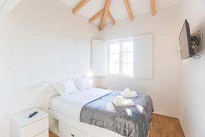 Modern 2BR Duplex Downtown by Art District by LovelyStay