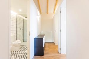 Modern 2BR Duplex Downtown by Art District by LovelyStay