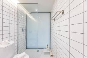 Modern 2BR Duplex Downtown by Art District by LovelyStay