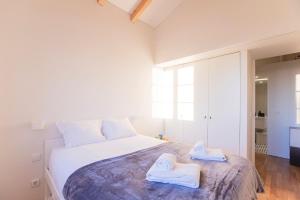 Modern 2BR Duplex Downtown by Art District by LovelyStay