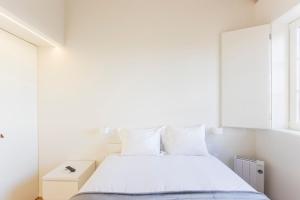 Modern 2BR Duplex Downtown by Art District by LovelyStay