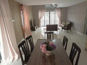 Mulberi Homestay 4BR 3Bth(8-10 px) - Kampong Arab