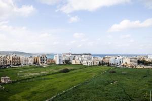 Modern - Central - Close to Beach - 5 Star rating APT