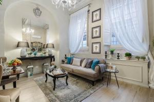 Paolo Guinigi, Elegant Apartment Suite, Masterful Interior inside the Walls of Lucca