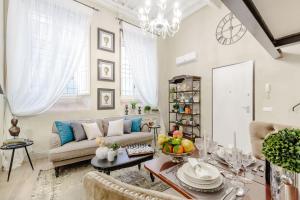 Paolo Guinigi, Elegant Apartment Suite, Masterful Interior inside the Walls of Lucca