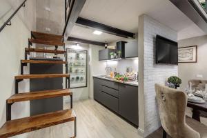 Paolo Guinigi, Elegant Apartment Suite, Masterful Interior inside the Walls of Lucca