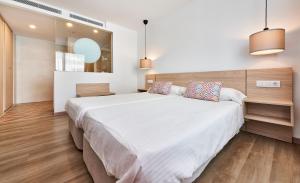 Standard Apartment (2 Adults + 2 Children) room in Apartamentos Sinfony