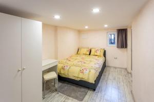 Top Center Vintage Sofia Condo