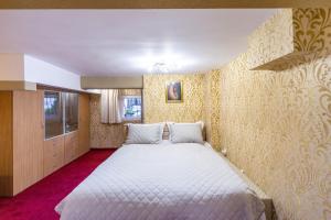 Top Center Vintage Sofia Condo