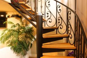 Top Center Vintage Sofia Condo