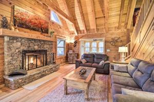 4 Mi to Sugar Mtn: Rocky Creek Cabin w Hot Tub