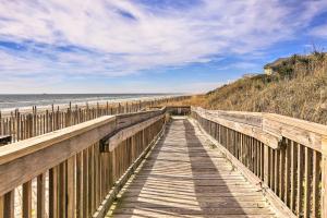 Emerald Isle Condo with Indoor Pool and Beach Access!