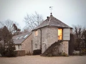 High Cogges Farm Holiday Cottages - The Granary - Ducklington