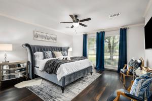 Upscale 4BR Cypress Home w Pool, Hot Tub, Theater, Sleeps 20