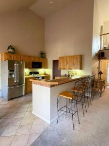 NEW Contemporary Chalet 5 Bed3 Bath in Split Rock