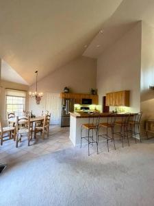 NEW Contemporary Chalet 5 Bed3 Bath in Split Rock