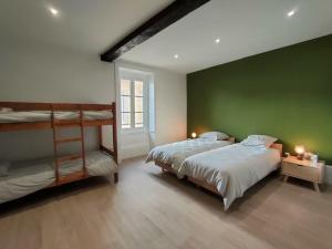 Maisons de vacances Gite Saint-Haon-le-Chatel, 3 pieces, 6 personnes - FR-1-496-254 : photos des chambres