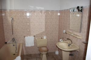 Hotels Hotel Restaurant La Camargue : Chambre Quadruple avec Baignoire