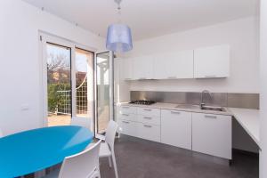 S018 - Sirolo, nuovissimo trilocale in pietra con giardino dx