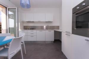 S018 - Sirolo, nuovissimo trilocale in pietra con giardino dx