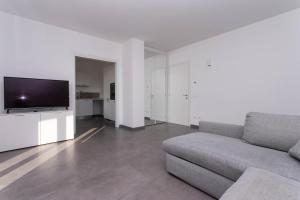 S018 - Sirolo, nuovissimo trilocale in pietra con giardino dx