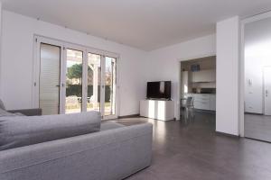 S018 - Sirolo, nuovissimo trilocale in pietra con giardino dx