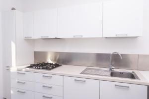 S018 - Sirolo, nuovissimo trilocale in pietra con giardino dx