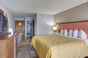 King Room - Accessible/Non-Smoking room in Quality Inn Pierre-Fort Pierre