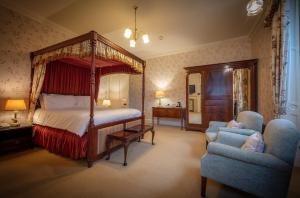 Superior Room with Four Poster Bed room in Glengarry Castle Hotel