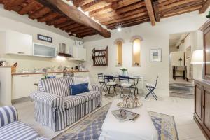 1400s Apartment, Stylish Smart Ground Floor Apartment inside Lucca