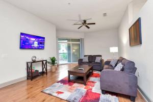 Stylish Open Concept Apt with King Bed, walking distance from NRG Texans Stadium, 1 mile to Med Center, Free Parking