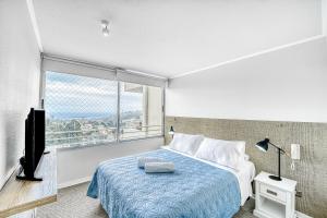 Blue Oasis 2BR W Pool, Smart TV, Parking & Gym