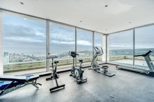 Blue Oasis 2BR W Pool, Smart TV, Parking & Gym