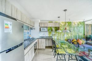 Blue Oasis 2BR W Pool, Smart TV, Parking & Gym