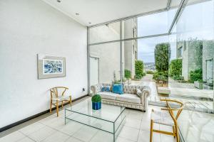 Blue Oasis 2BR W Pool, Smart TV, Parking & Gym