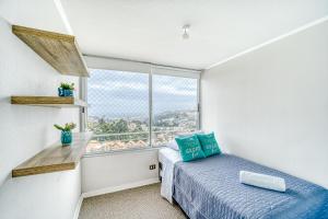Blue Oasis 2BR W Pool, Smart TV, Parking & Gym