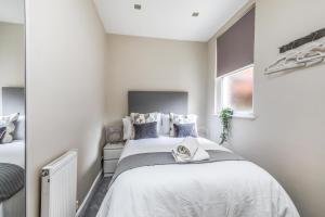 City & Beach at your Reach - courtyard & parking