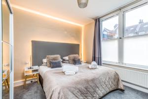 City & Beach at your Reach - courtyard & parking