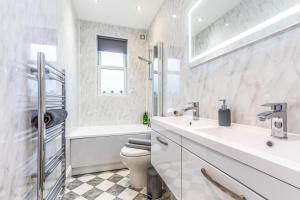 City & Beach at your Reach - courtyard & parking