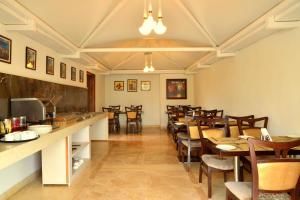 Hotel Le Roi Near New Delhi Railway Station