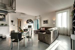 Alamanni Apartment by Mamo Florence