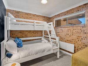 Astrids at Central Park - 2BR l Lake & Mountain Views l Central Location l WiFi