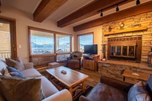 Mountain-Contemporary 2 Br Condo Condo