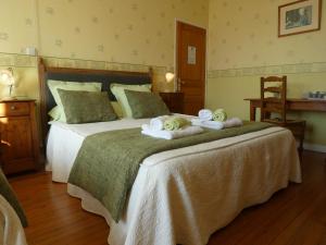 B&B / Chambres d'hotes LE TERTRE : Chambre Lit King-Size - Vue sur Jardin