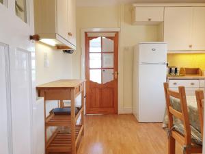 BRYN GORS-3 BED-FIRST FLOOR APT- YARDS FROM BEACH