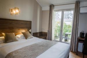 Hotels Logis Hotel Le Petit Casset : photos des chambres