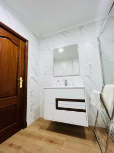 Beautiful Apartment - Family and Group of Friends