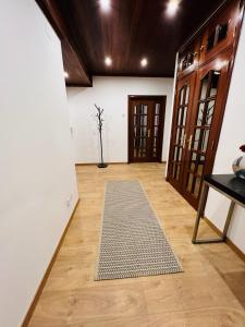 Beautiful Apartment - Family and Group of Friends