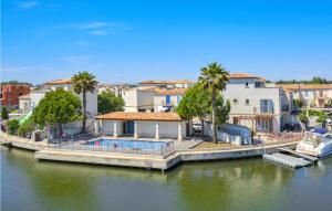Stunning home in Aigues-Mortes with WiFi, 3 Bedrooms and Outdoor swimming pool